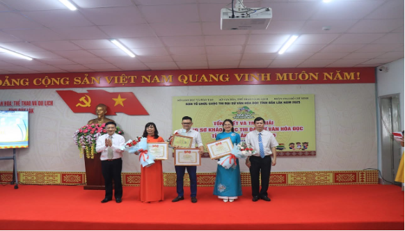 Ban Tổ chức trao giải cho các tập thể đạt thành tích cao